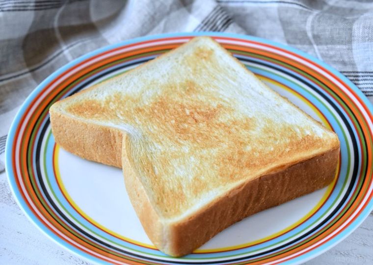 ダイソーで話題のスチーム皿を検証。たった110円でトーストの仕上がりに歴然の差!?の画像