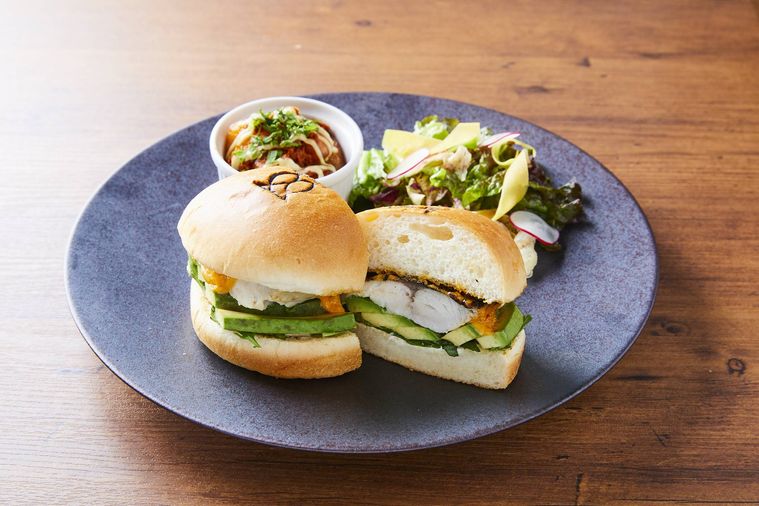 サステナブルな「Sバーガー」登場。サーモンとサバを使用した素材の旨みたっぷりな逸品の画像