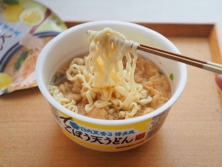 ごぼう天うどんの麺を持ち上げる様子