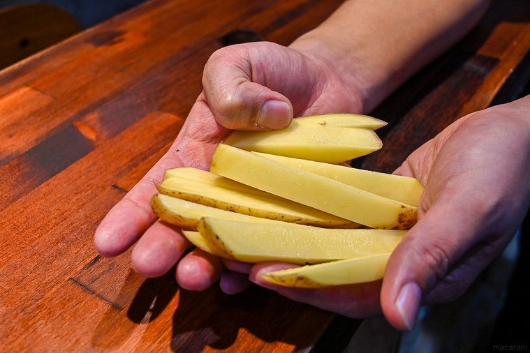 浅草のFrites Bruges（フリッツ・ブルージュ）のカットされたじゃがいもを持っているところ