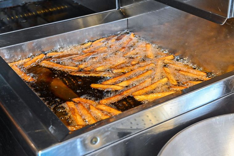 浅草のFrites Bruges（フリッツ・ブルージュ）のポテトを揚げているところ