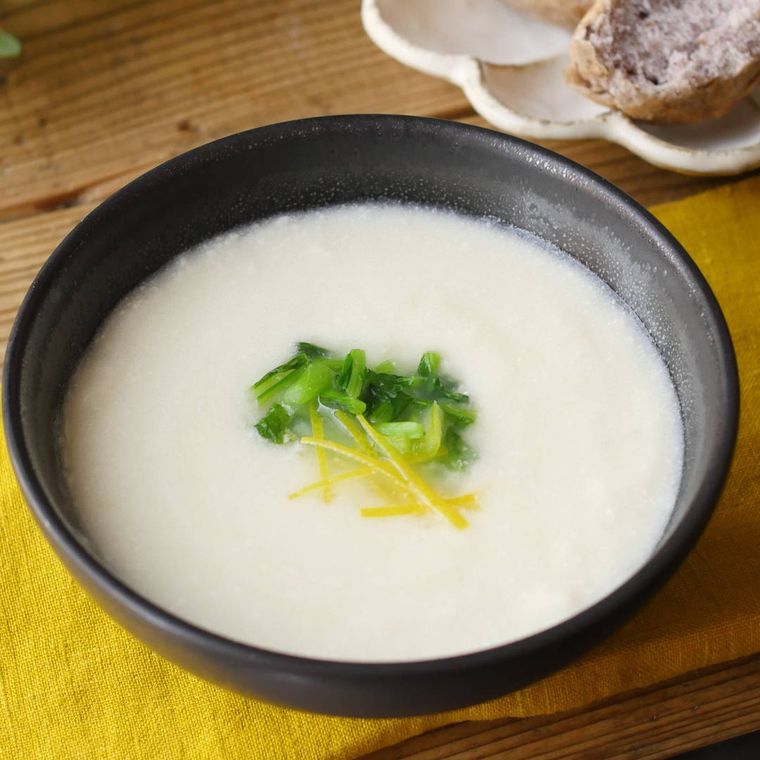 黒い器に盛り付けられたかぶとレモンの豆乳ポタージュ