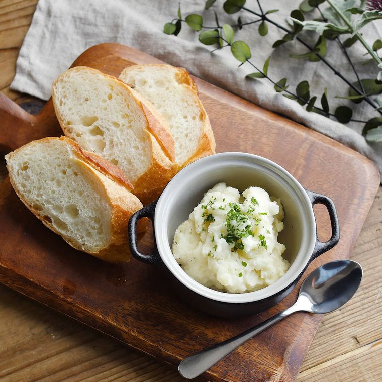 器に入ったマッシュポテトに、バゲットが添えられている