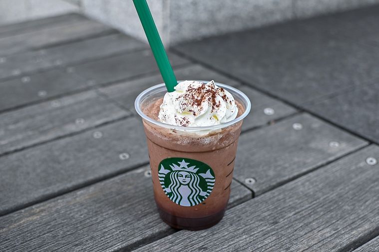 告知なしのスタバ新作フラペチーノ®!チョコレートティーケーキと相性抜群のカスタマイズは…の画像