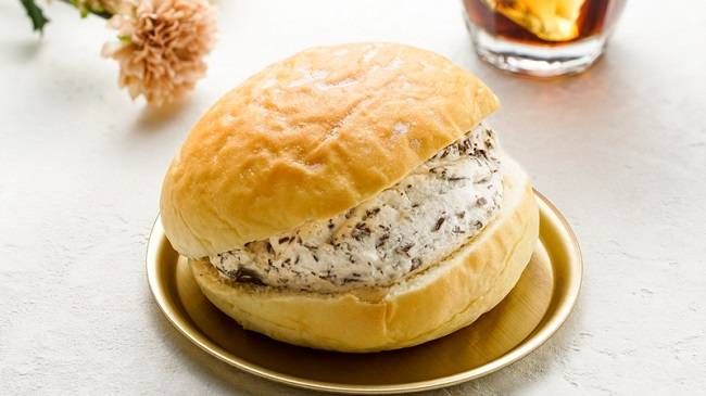 100円ローソンに話題の「マリトッツォ」新登場!チョコ入りホイップがたっぷりと入ったこだわりの逸品の画像