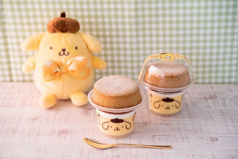 ポムポムプリンのぬいぐるみと、ポムポムプリンのカップに入ったスフレプリンが置いてある