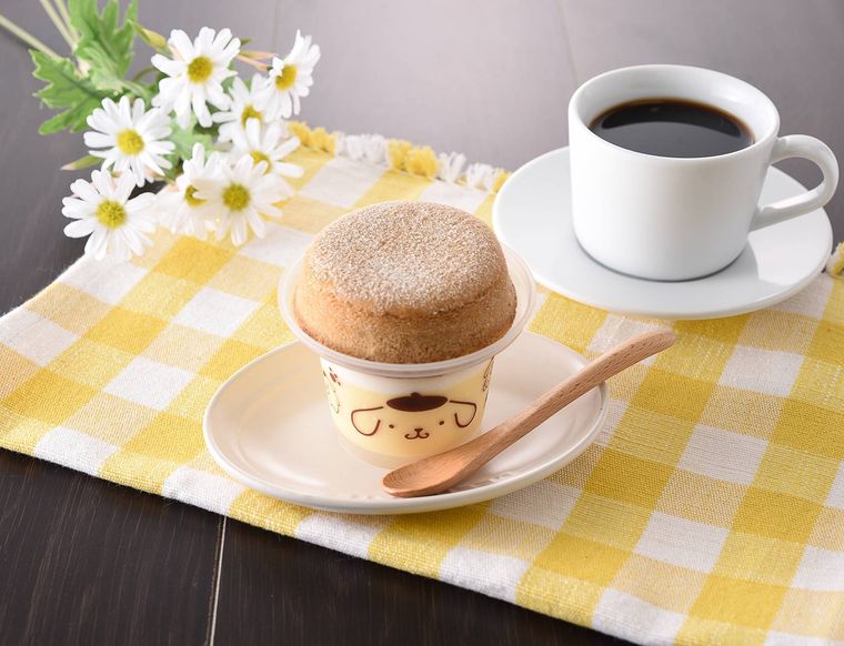 おさらの上にポムポムプリンのカップに入ったスフレプリンがのって置いてある