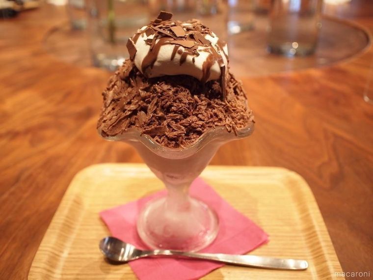 ガラスのパフェグラスに盛り付けられた生かき氷チョコレートバンクプレーンorコーヒー