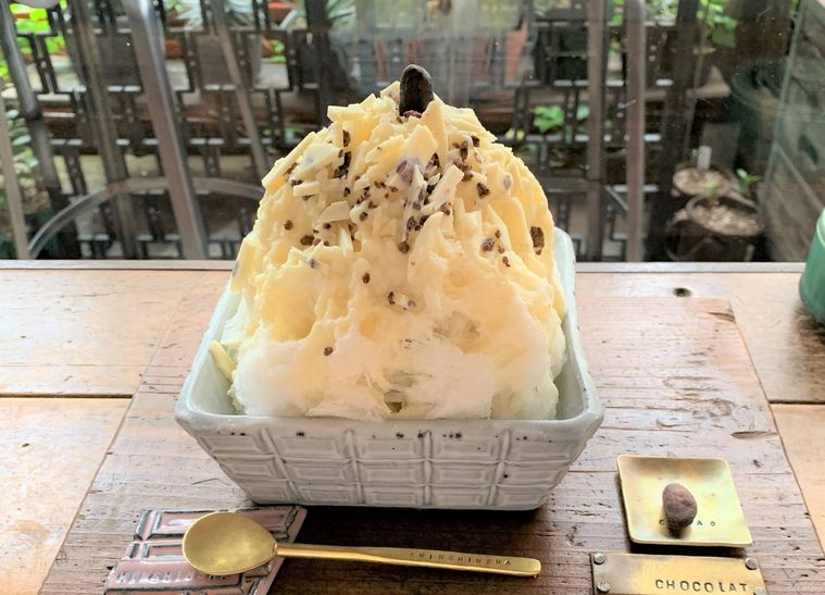 板チョコをモチーフにした器に入った森森舎のホワイトチョコレートかき氷