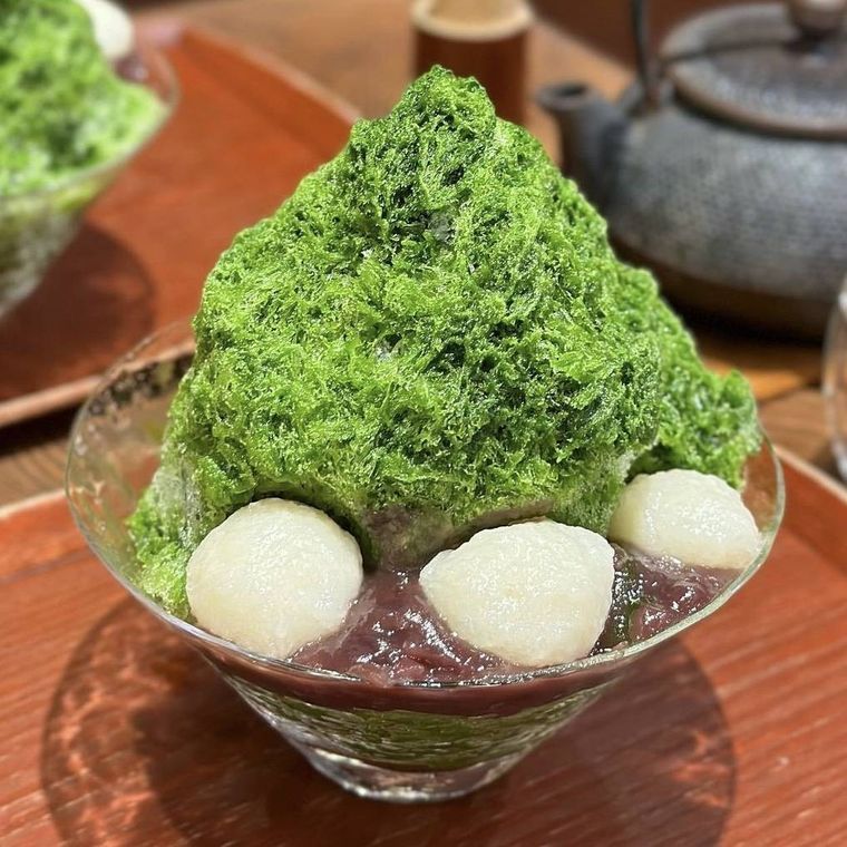 抹茶のかき氷に餅玉がトッピングされたかき氷 抹茶