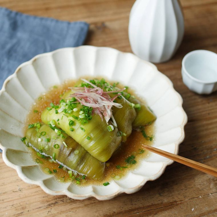 白い菊皿に入った、ロールなす