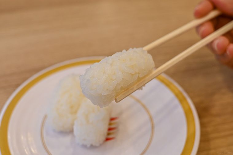 かっぱ寿司の本気シャリを持ち上げているところ