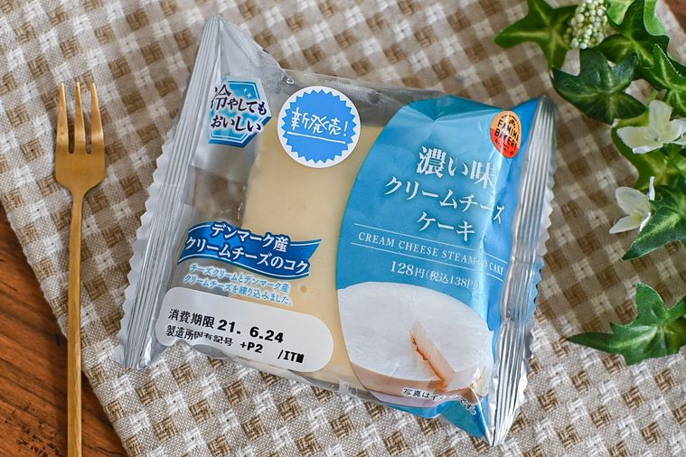 待望の復活!ファミマ「濃い味クリームチーズケーキ」は蒸しているとは思えないしっとり食感の画像