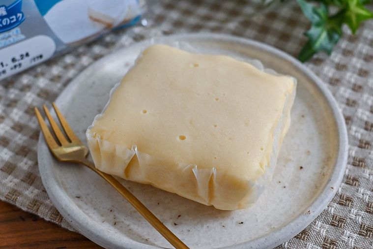 待望の復活!ファミマ「濃い味クリームチーズケーキ」は蒸しているとは思えないしっとり食感の画像
