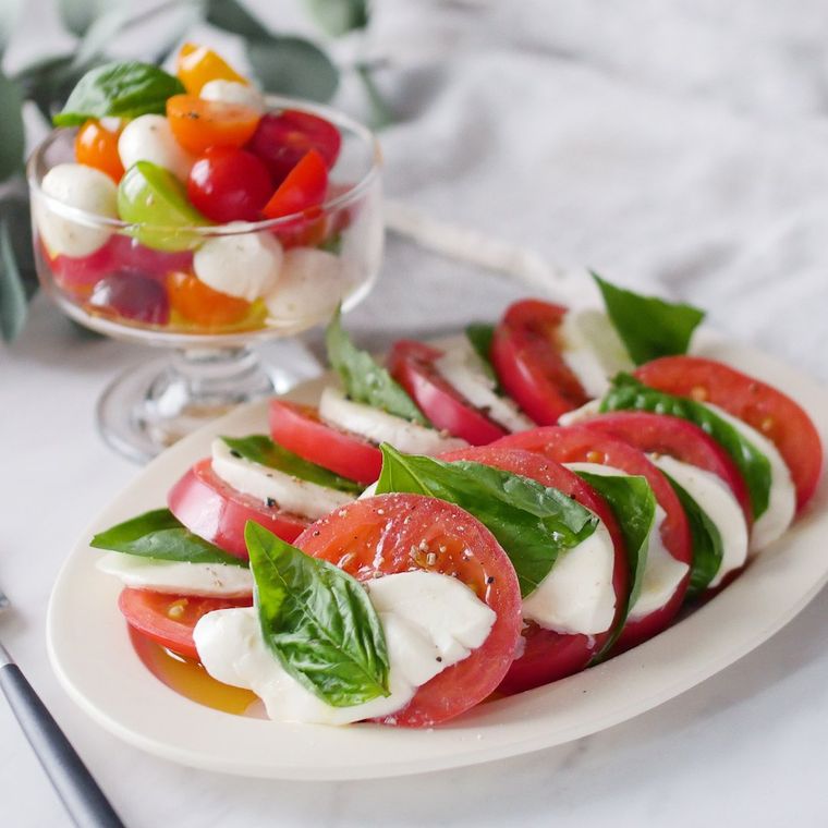 白い器にトマトとモッツァレラのカプレーゼが盛られている