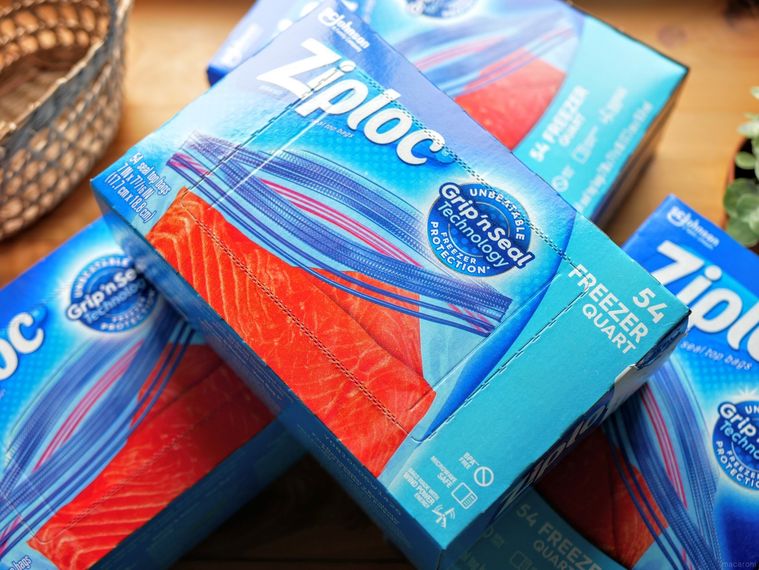 ジップロックフリーザーバッグの箱が積み上げられた様子