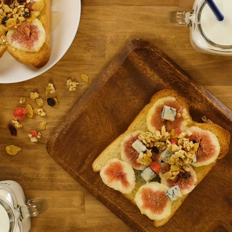 ウッドプレートに盛り付けたいちじくトースト