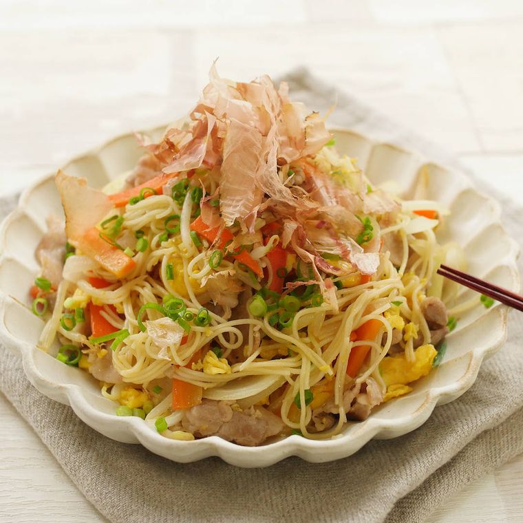 白い花型の皿に盛り付けたそうめんチャンプルー