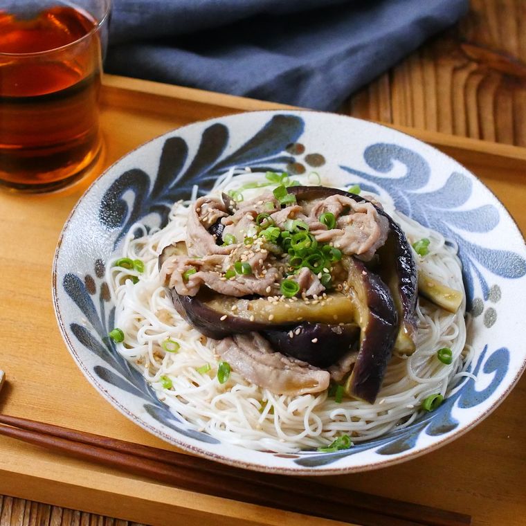 青い模様入りの丸皿に盛り付けたなすと豚肉のさっぱりそうめん