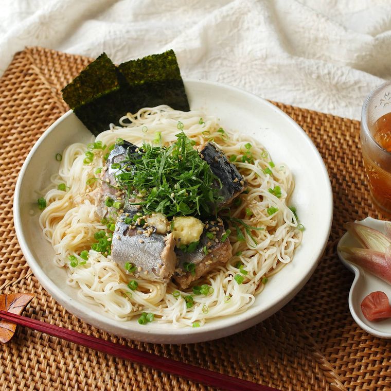 白い丸皿に盛り付けたサバ缶そうめん