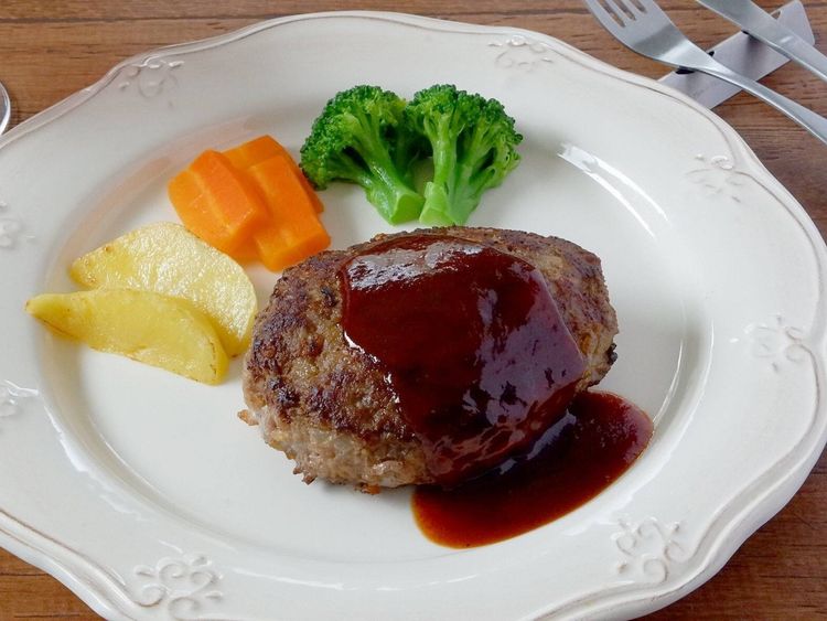 肉汁あふれる ジューシーな牛肉100 ハンバーグの作り方 Macaroni 肉汁あふれる ジューシーな牛肉100 ハンバーグの作り方 Macaroni