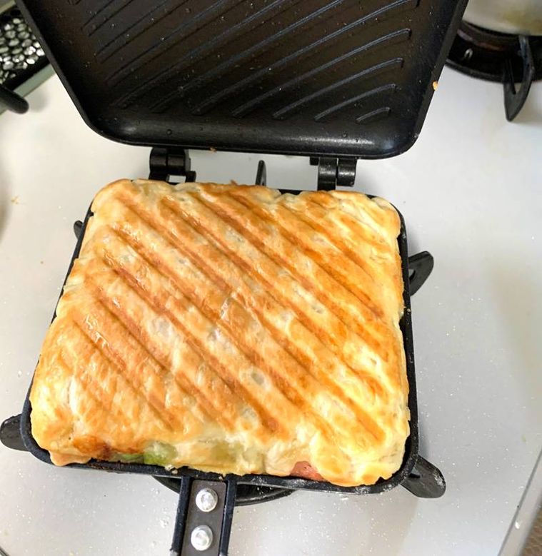Twitterで約4万いいね!余った冷凍パイシートとホットサンドメーカーで作る絶品ポットパイの画像