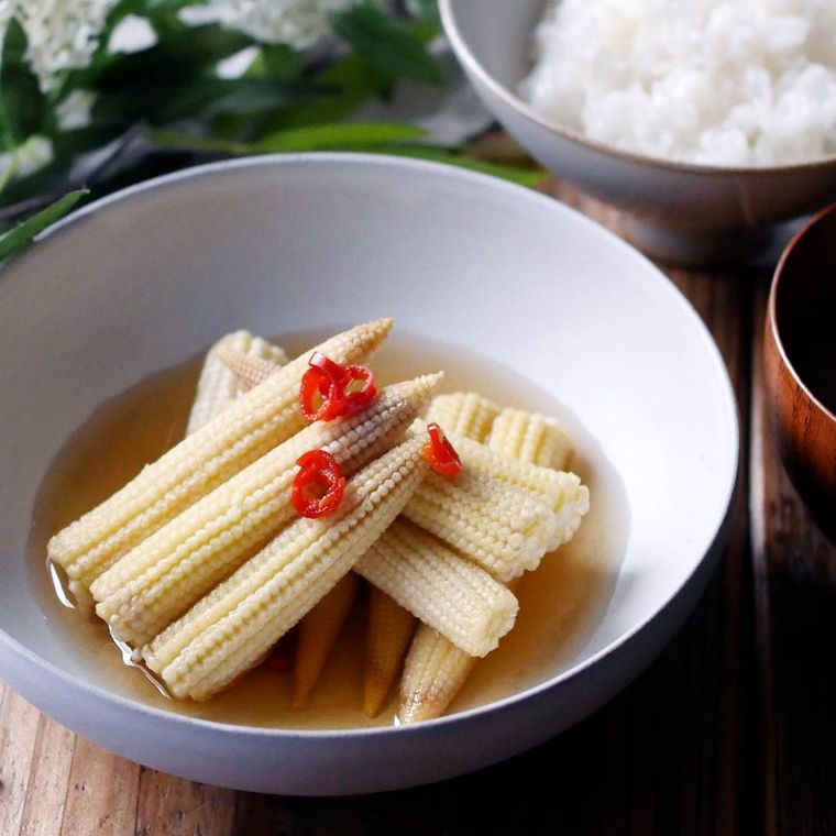 器にヤングコーンの和風ピクルスが入っている