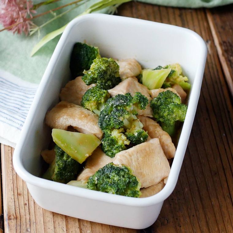 長方形の器に鶏肉とブロッコリーのガリマヨ炒めが入っている