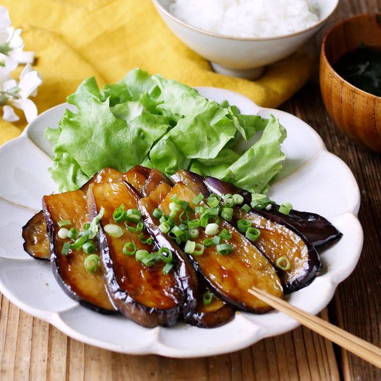 皿になすの生姜焼きが入っている