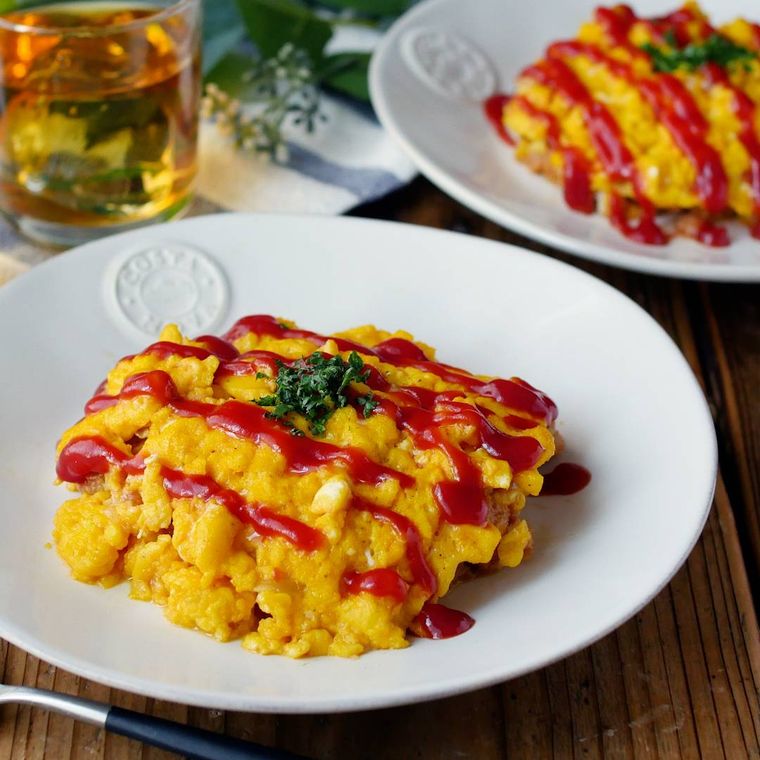 皿にオートミールオムライスが入っている