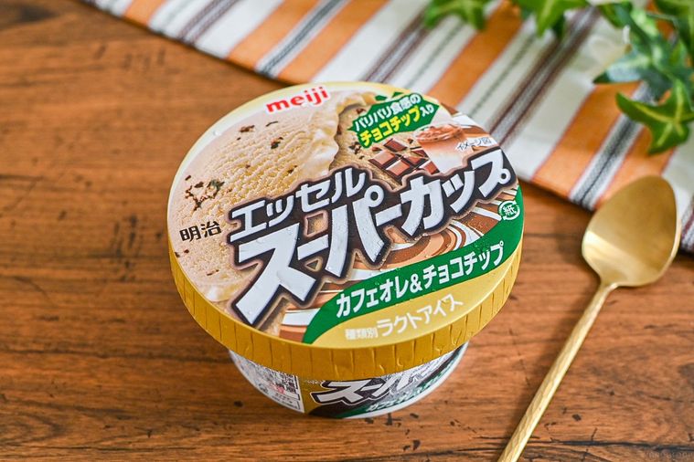 明治 エッセル スーパーカップ カフェオレ＆チョコチップのパッケージを斜めから