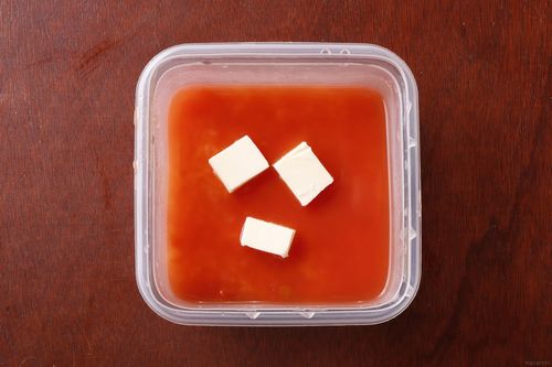 トマト缶を加えバターをのせた様子