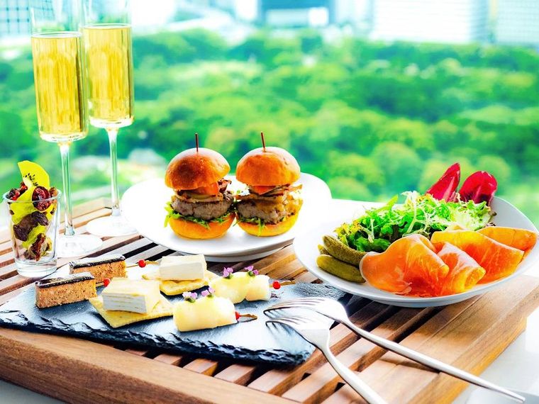 「メズム東京」で海外リゾート気分♩ アペロ&大人パフェ&スパークリングで夏を満喫の画像