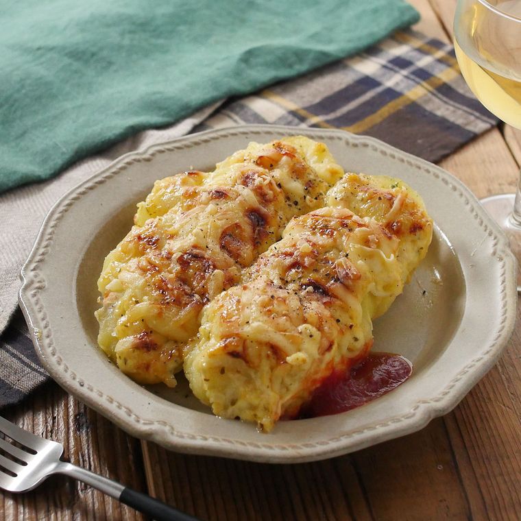 皿に盛られたポテトのタルタル焼き