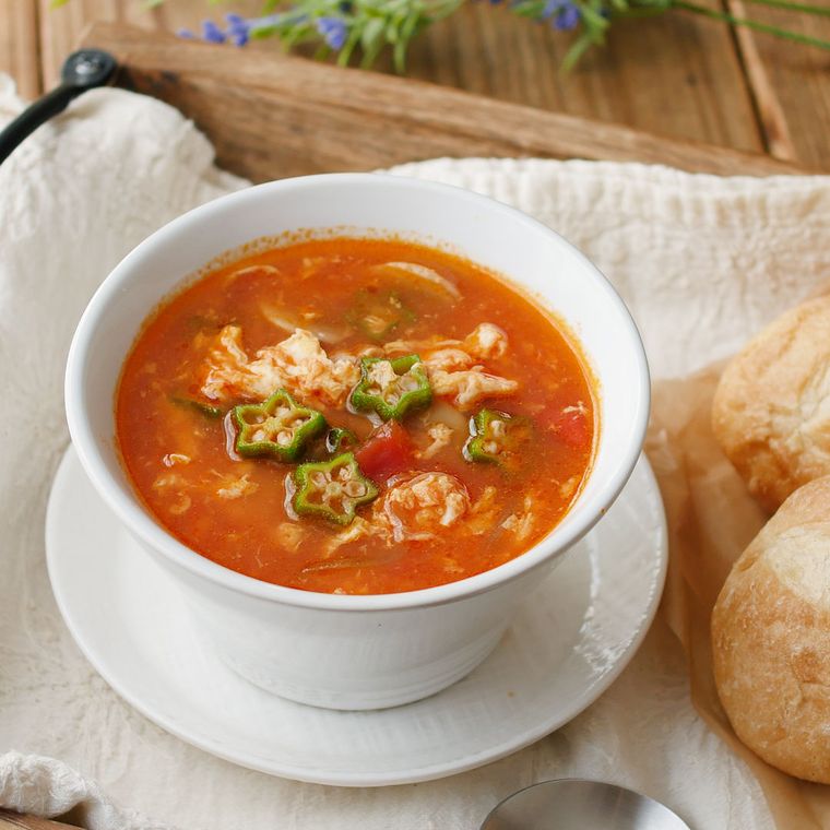 器に盛られたチキンとオクラのトマトスープ