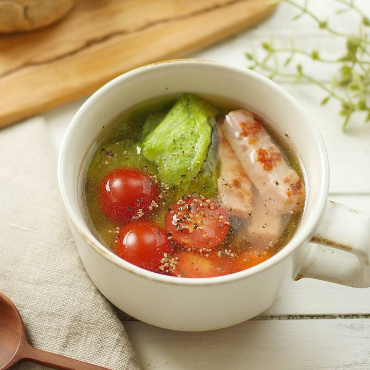 スープカップに盛られたレタスとベーコンのペッパースープ