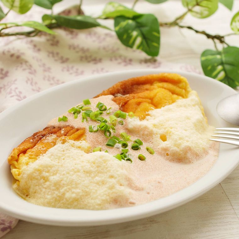 皿に盛られたチーズスフレオムレツ