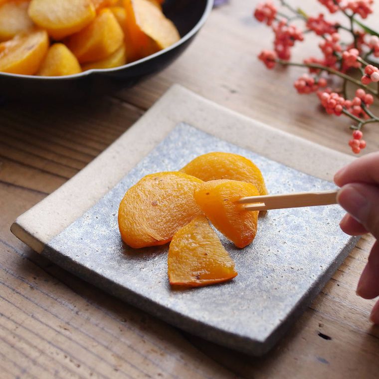 四角の和皿に盛られた手作り干し柿