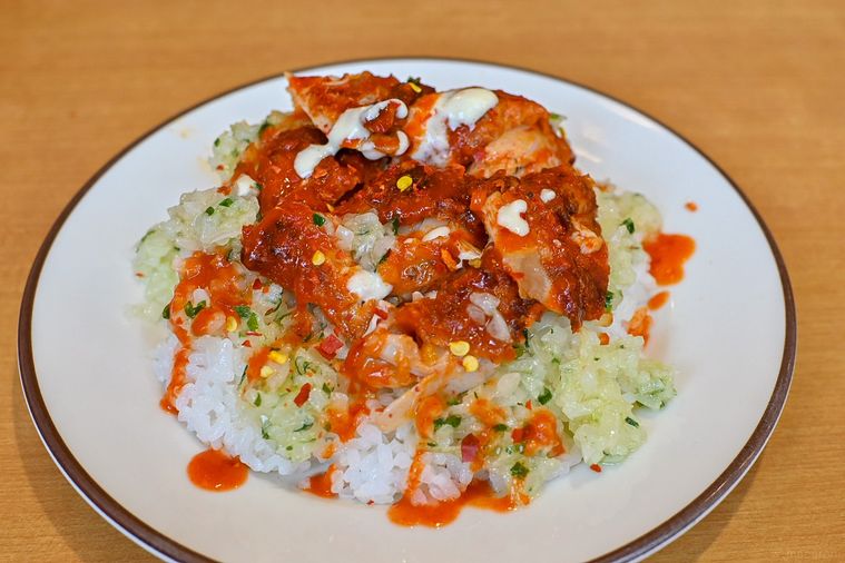 サイゼリヤのホット骨付きももの辛味チキンで作ったチャーハン