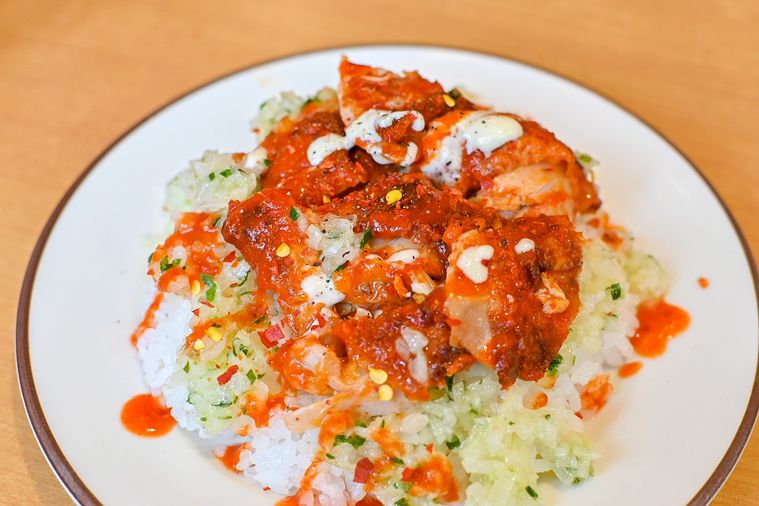 サイゼリヤのホット骨付きももの辛味チキンとご飯、野菜ペーストで作ったチャーハン