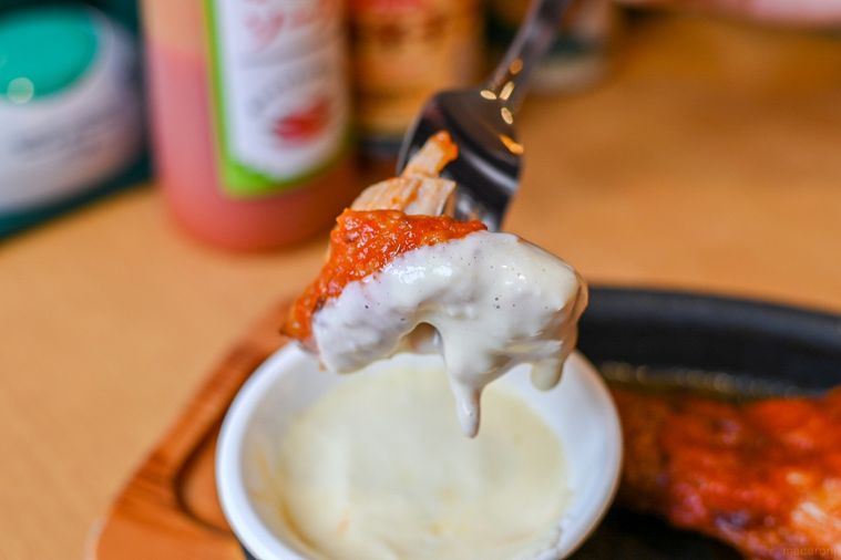 サイゼ新作「ホット骨付きももの辛味チキン」の最強アレンジ。流行のチキンオーバーライスが完成の画像