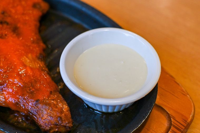 サイゼ新作「ホット骨付きももの辛味チキン」の最強アレンジ。流行のチキンオーバーライスが完成の画像