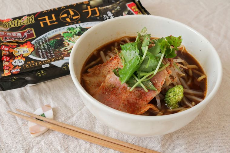 器に盛られたラーメンとパッケージ