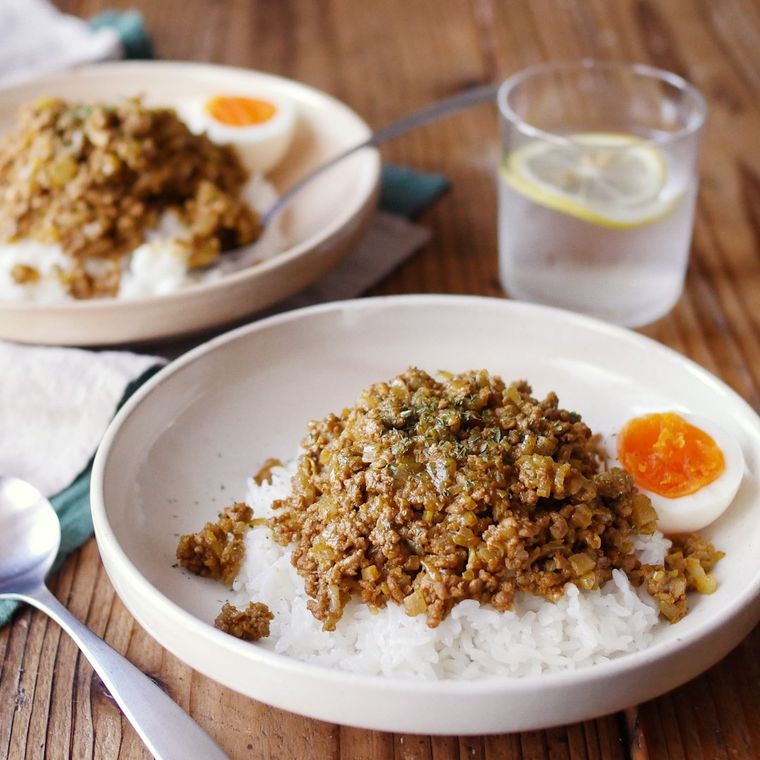 白いお皿に盛り付けられたキーマカレーと半熟卵