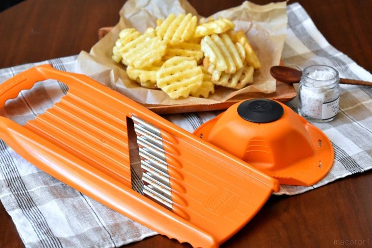 Twitterで9万いいね!魅惑の調理器具「ワッフルスライサー」でワッフルポテト作りに挑戦の画像