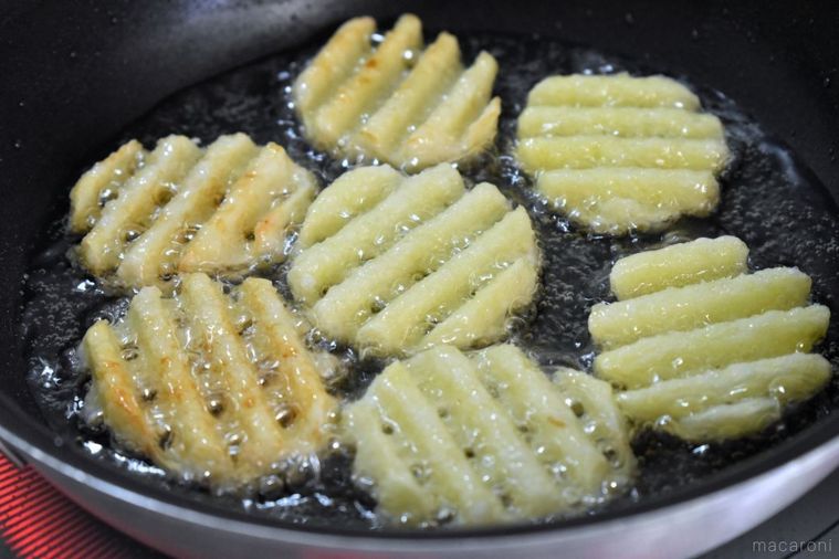 フライパンでワッフルポテトを揚げているところ