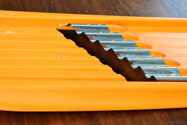 Twitterで9万いいね!魅惑の調理器具「ワッフルスライサー」でワッフルポテト作りに挑戦の画像