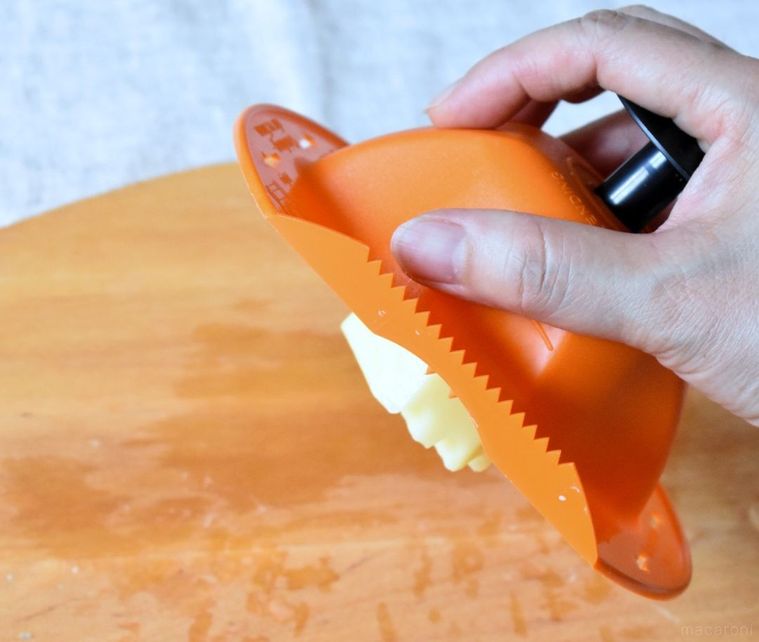 Twitterで9万いいね!魅惑の調理器具「ワッフルスライサー」でワッフルポテト作りに挑戦の画像
