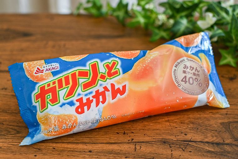 赤城乳業のガツン、とみかんのパッケージを斜めから