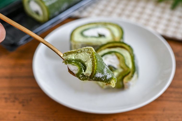 ローソンのお抹茶もちもちもち食感ロール お抹茶わらび餅をフォークですくっているところ